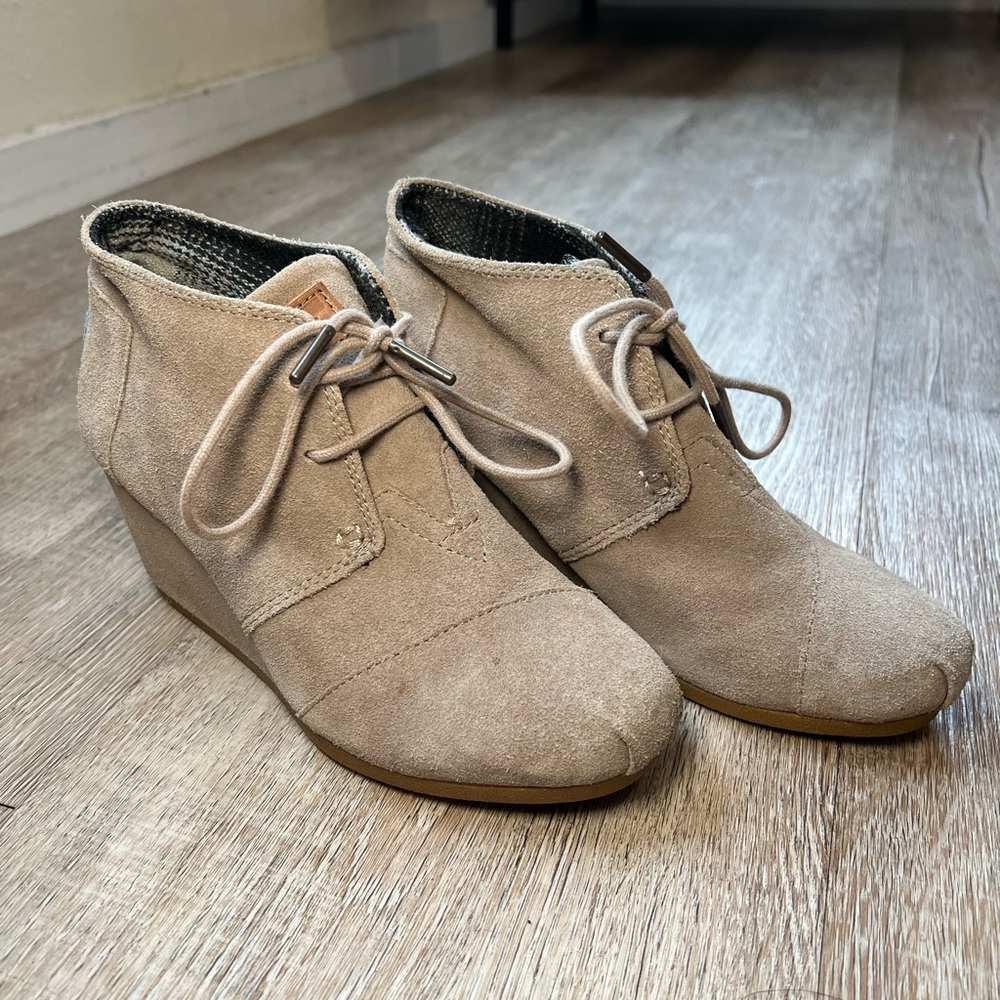 Toms Women's Beige Suede Wedge Boots Shoes Size 6